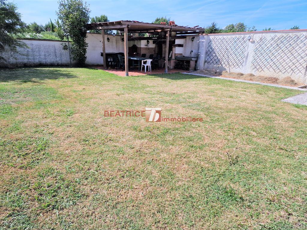VILLA SU UN PIANO CON GIARDINO - ZONA TRANQUILLA VICINO AI SERVIZI
