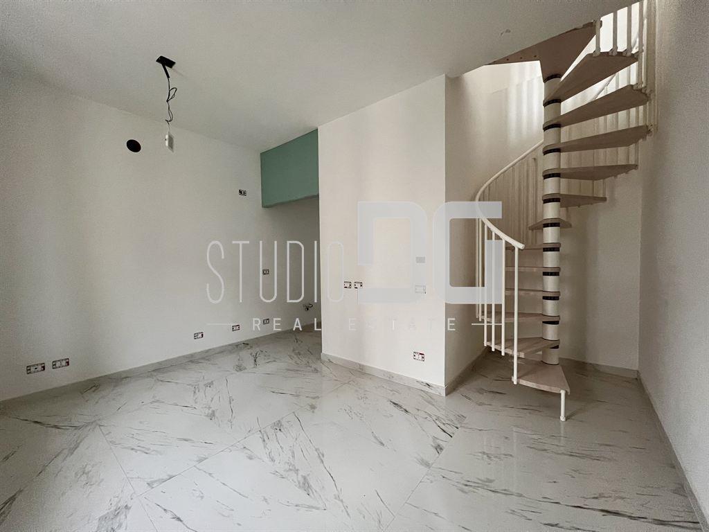 Eleganza su due livelli: appartamento ristrutturato in corte senza spese