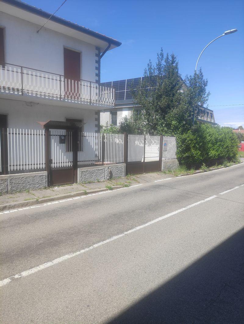 Parabiago (MI) Porzione di villa bifamiliare con box e giardino
