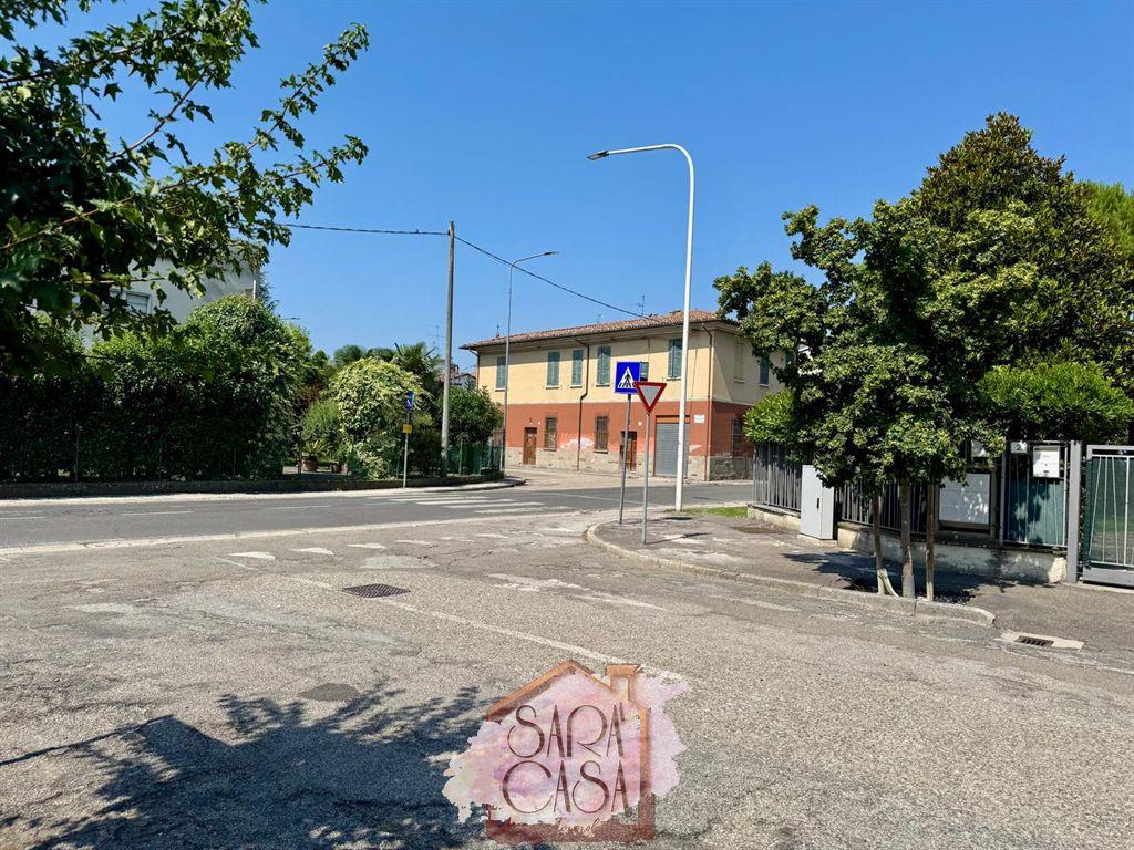 IMMOBILE CON TRE UNITA' ABITATIVE, CORTE E GARAGE DOPPIO
