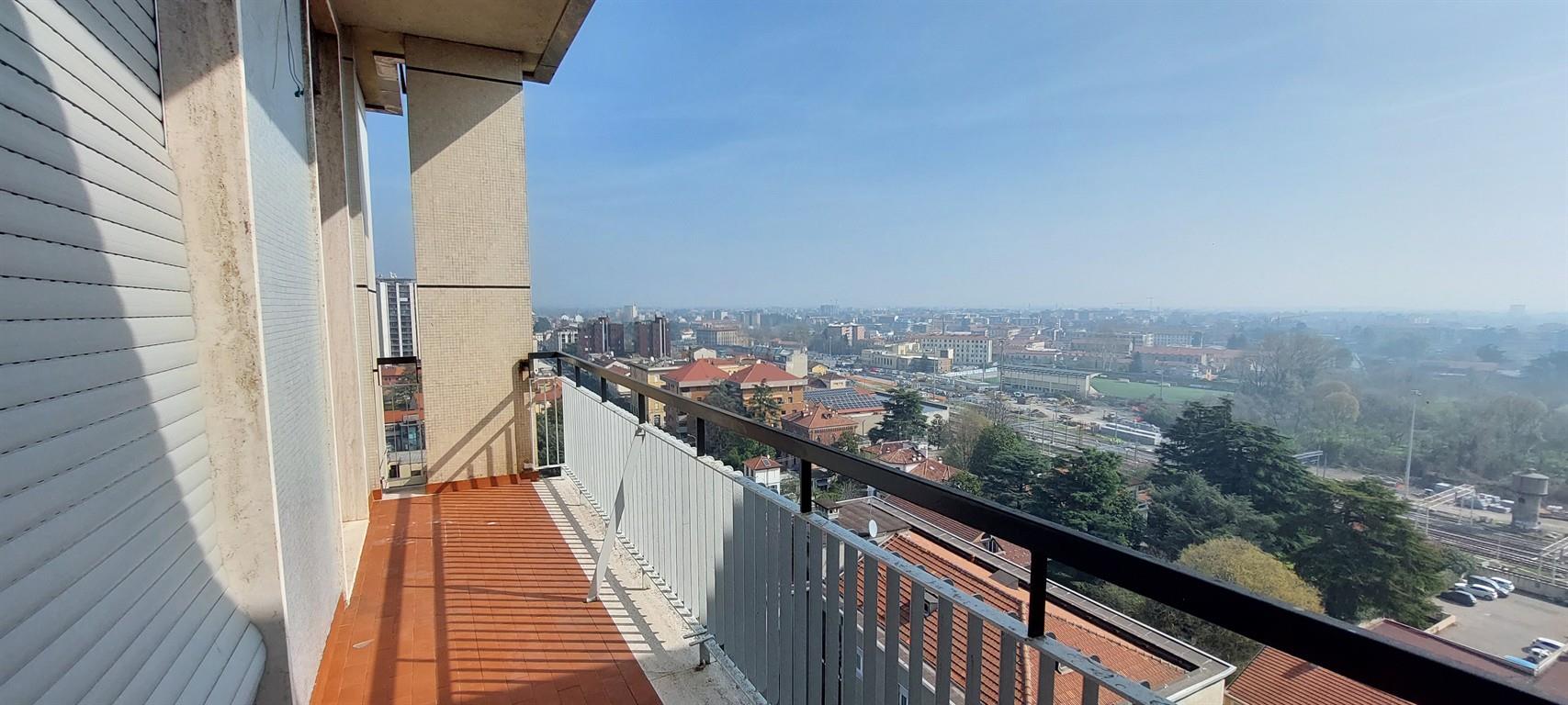 MONZA ad.ze Centro - quadrilocale ristrutturato ultimo piano con vista