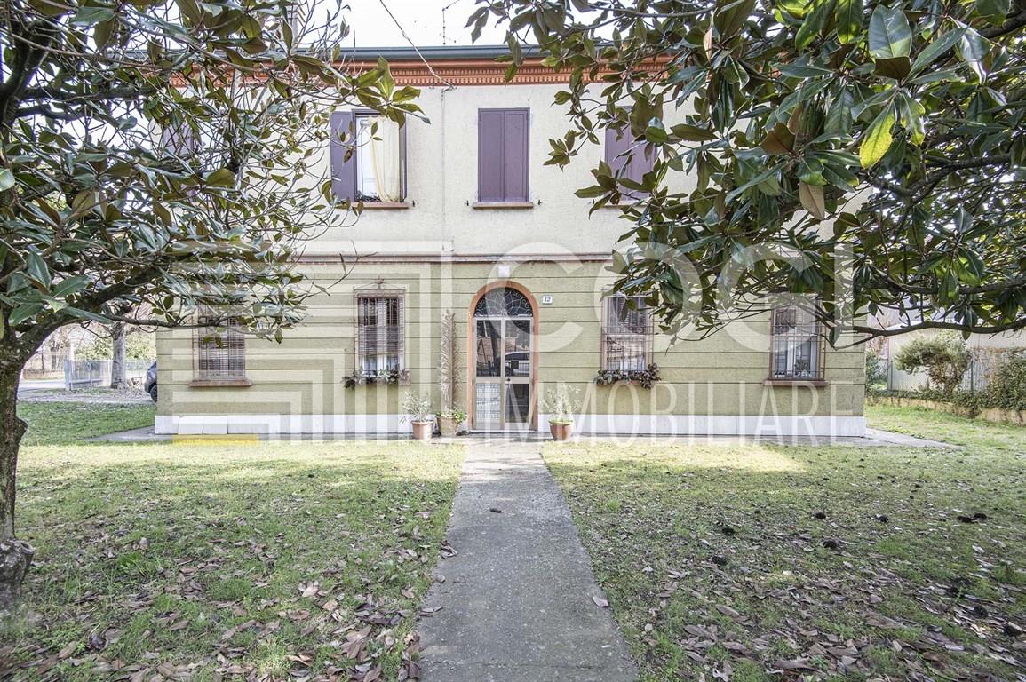 LAVEZZOLA DI CONSELICE: SPLENDIDA VILLA CON GIARDINO