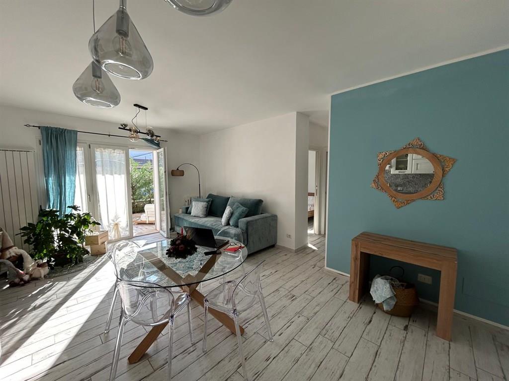 PARCO AZZURRO- SALONE, DUE CAMERE + GIARDINO