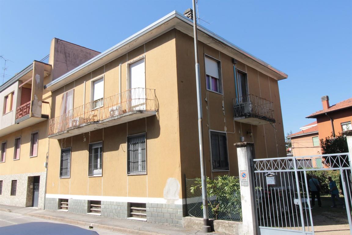 Corsico - appartamento con laboratorio in terratetto bifamiliare.