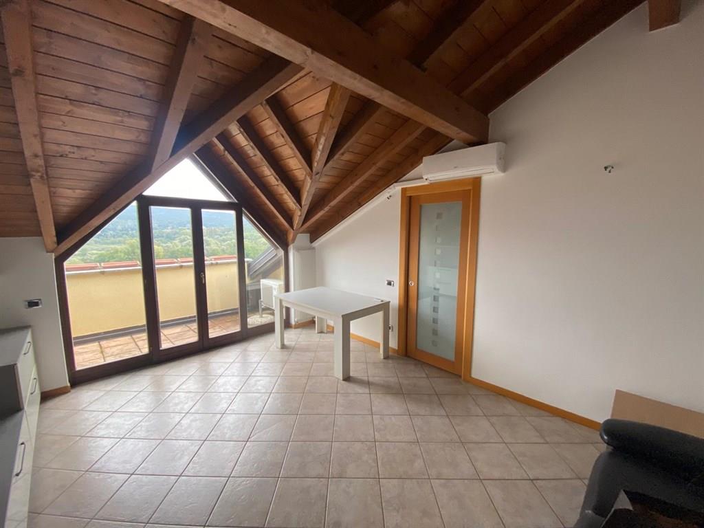 introvabile appartamento mansardato con vista lago: 3 locali + servizi, terrazzino box e posto auto