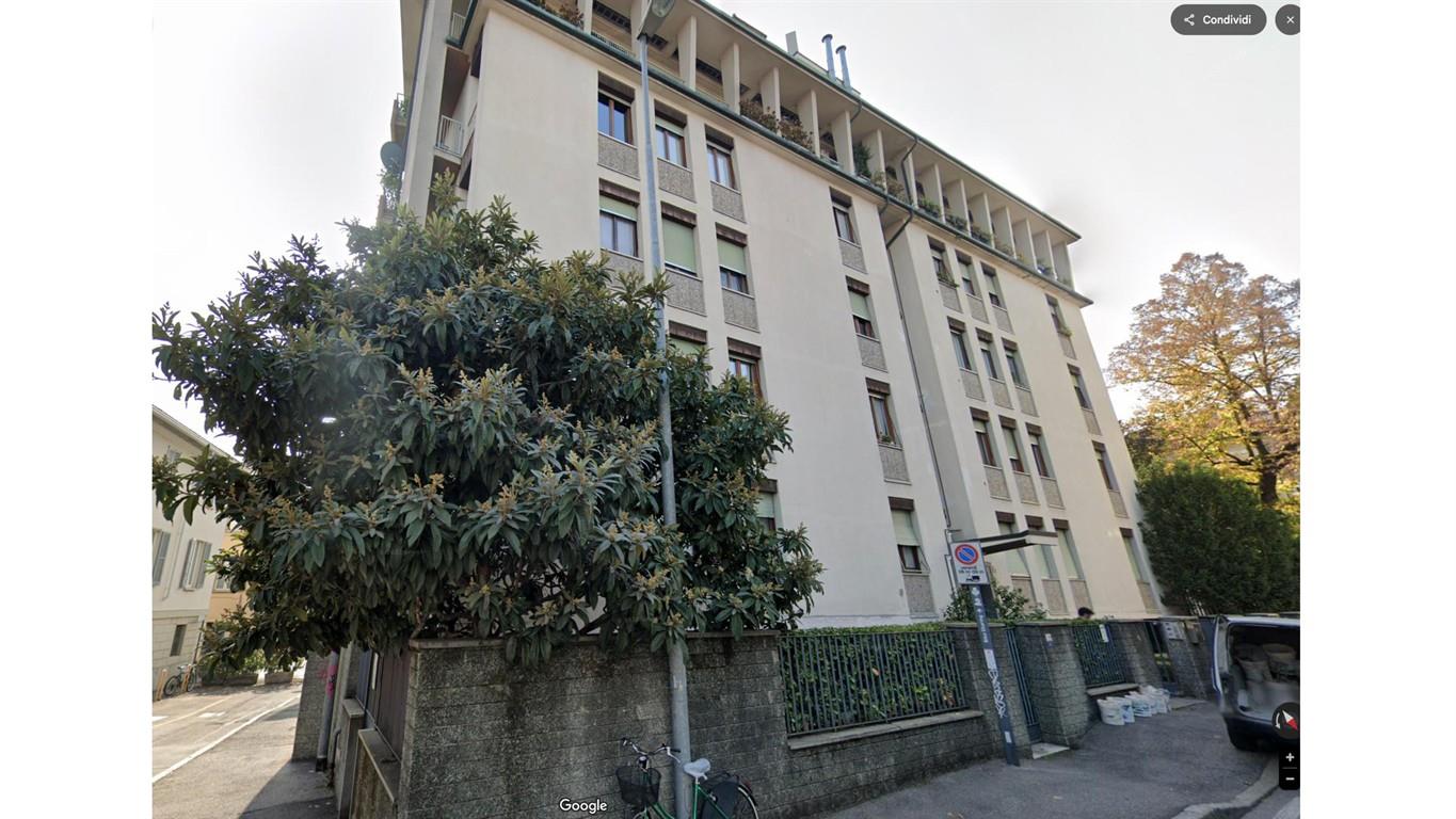 Monza - centro  - ampio quadrilocale con doppi servizi e box