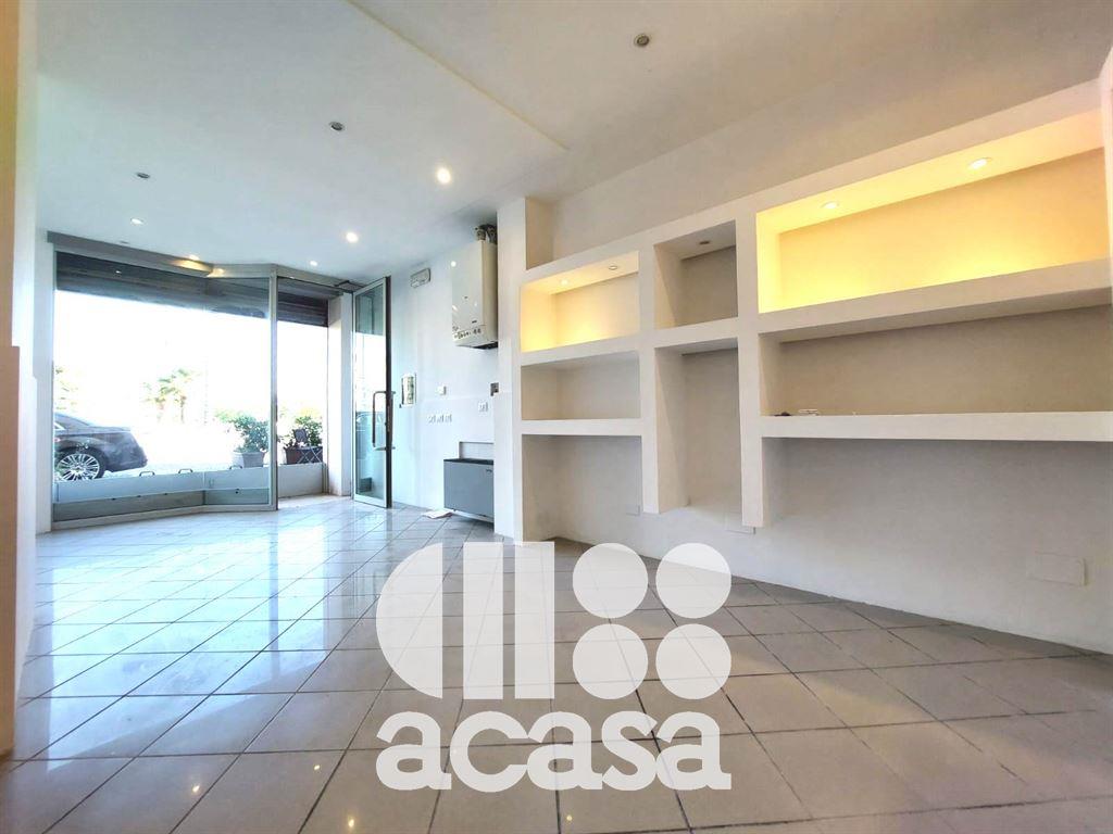 VENDESI NEGOZIO CON ANNESSO DEPOSITO