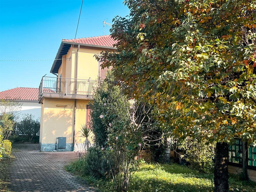 PORZIONE DI VILLA BIFAMILIARE CON GIARDINO DI MQ.260