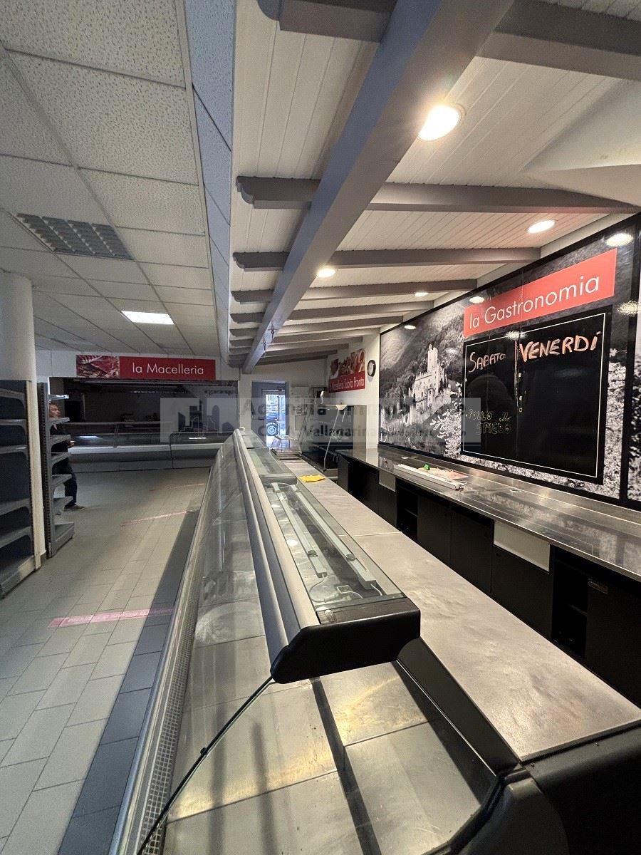 locale commerciale in posizione centrale