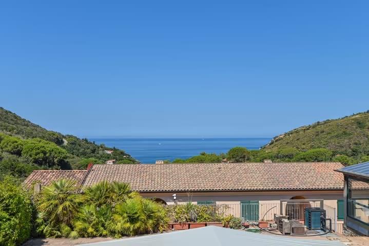 Appartamento vista mare con spazi esterni e posto auto