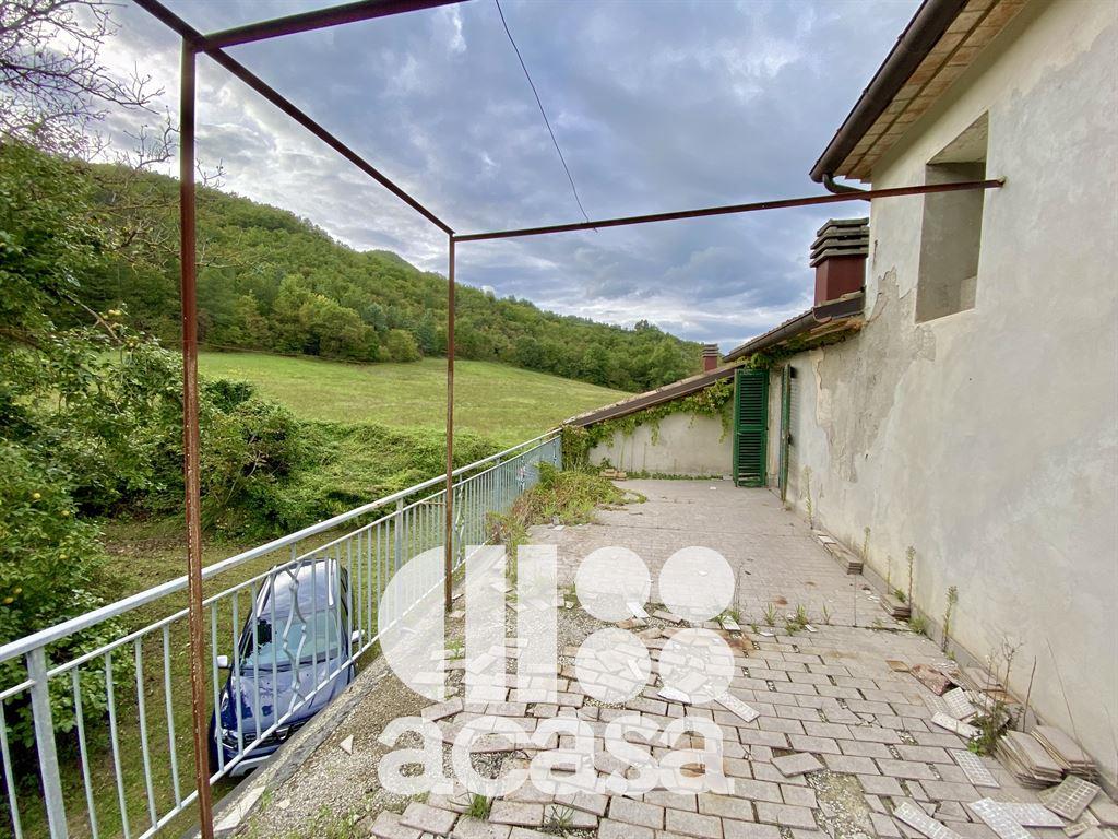 CASALE SEMI RISTRUTTURATO CON TERRENI