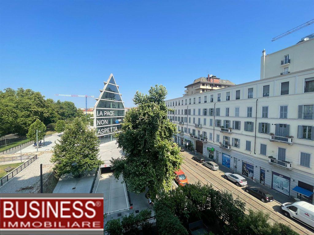 MILANO, MM GARIBALDI - TRILOCALE ARREDATO CON POSSIBILITA' DI BOX