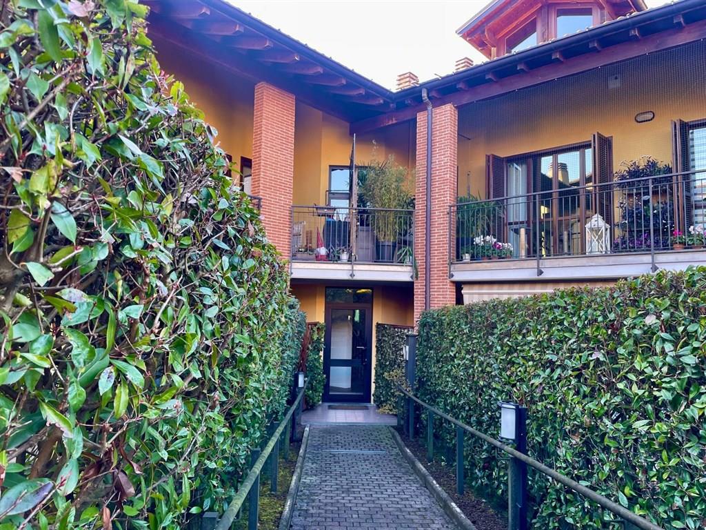 gl165- introvabile trilocale con terrazzino ed ampio box.. libero subito!