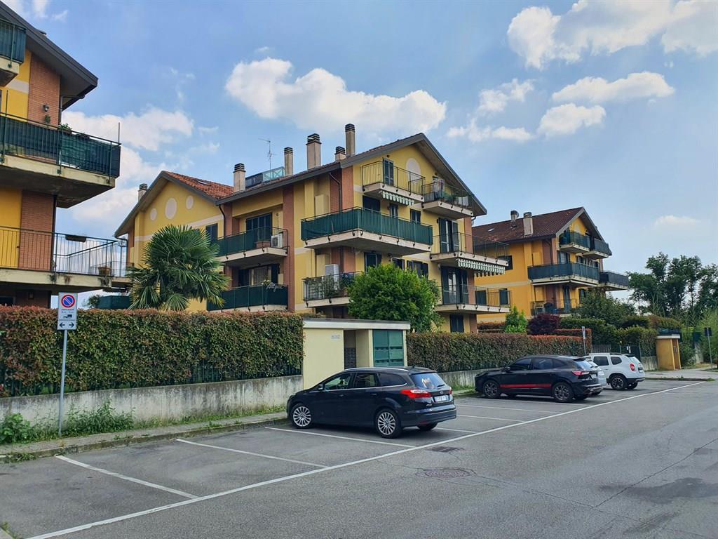 VENDESI BOX AUTO IN VIA CORELLI 25, LIMBIATE
