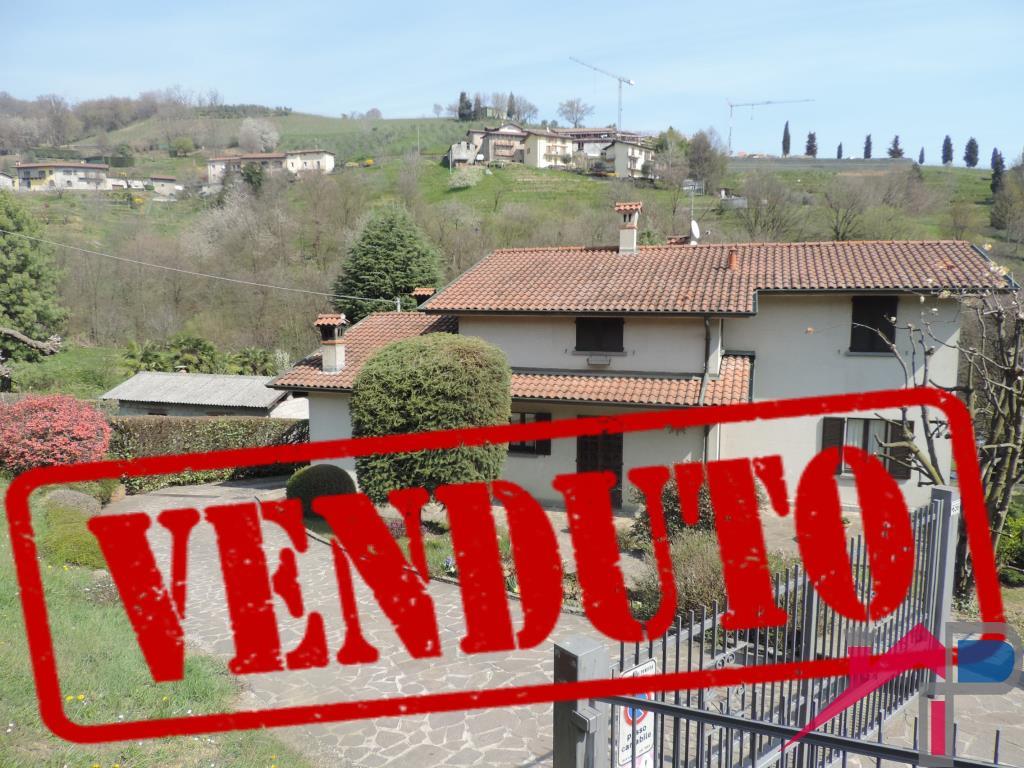 Villa con 2 appartamenti e terreno di Mq.6500