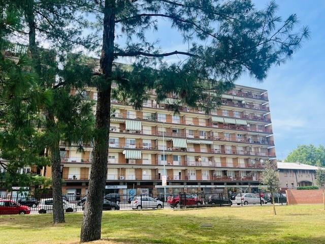 AMPIO E LUMONOSO 3 LOCALI CON BALCONE CHE GIRA PER TUTTO L'APPARTAMENTO VICINO ALLA METROPOLITATA Sesto 1 Maggio FS