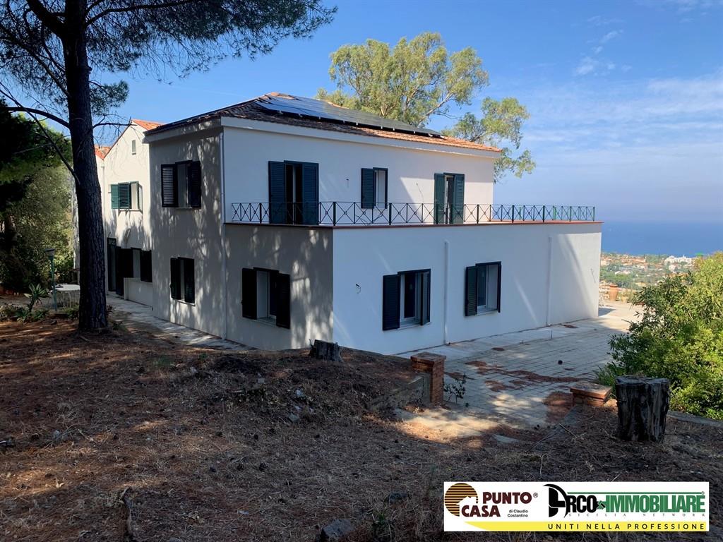 CEFALU' VENDESI VILLA IMMERSA NEL VERDE