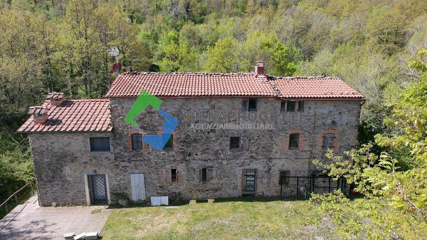 Casolare immerso nella natura della valle del Merse, nel comune di Montieri (GR)