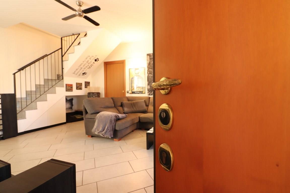 Appartamento su due livelli con box in vendita a Busnago (MB)