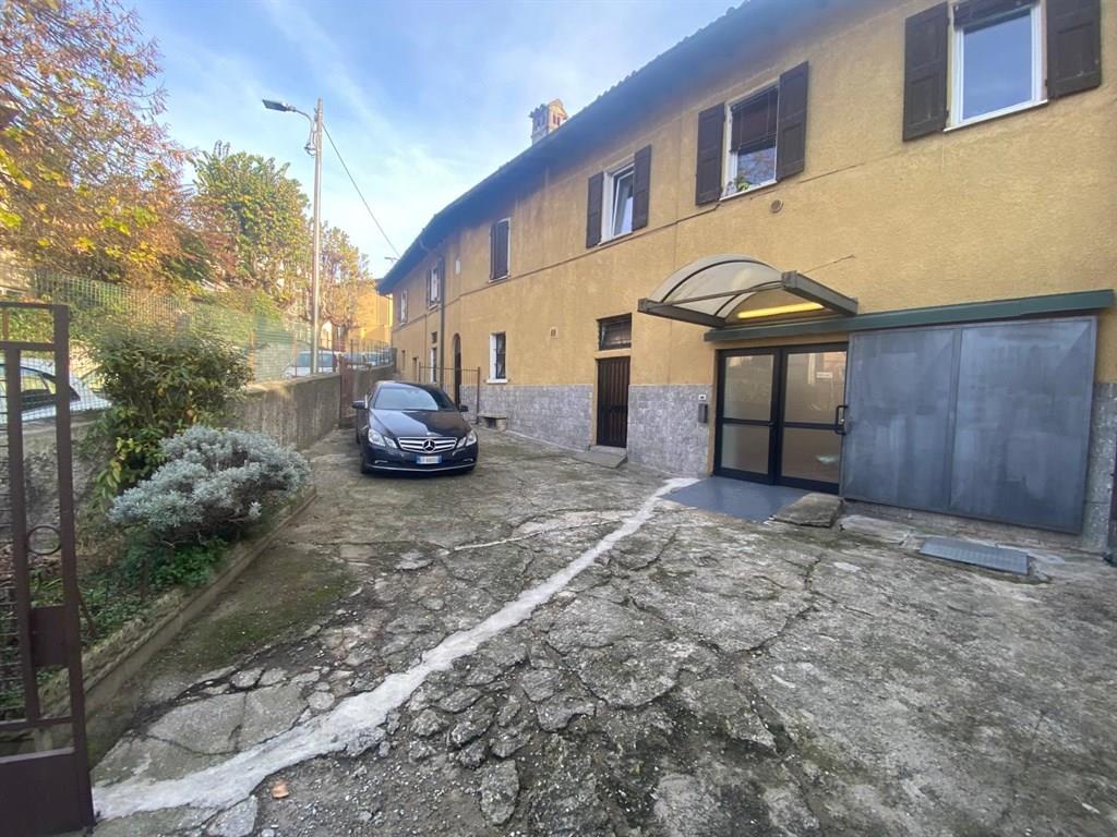 laboratroio inidpendente con posteggio privato e zona ufficio