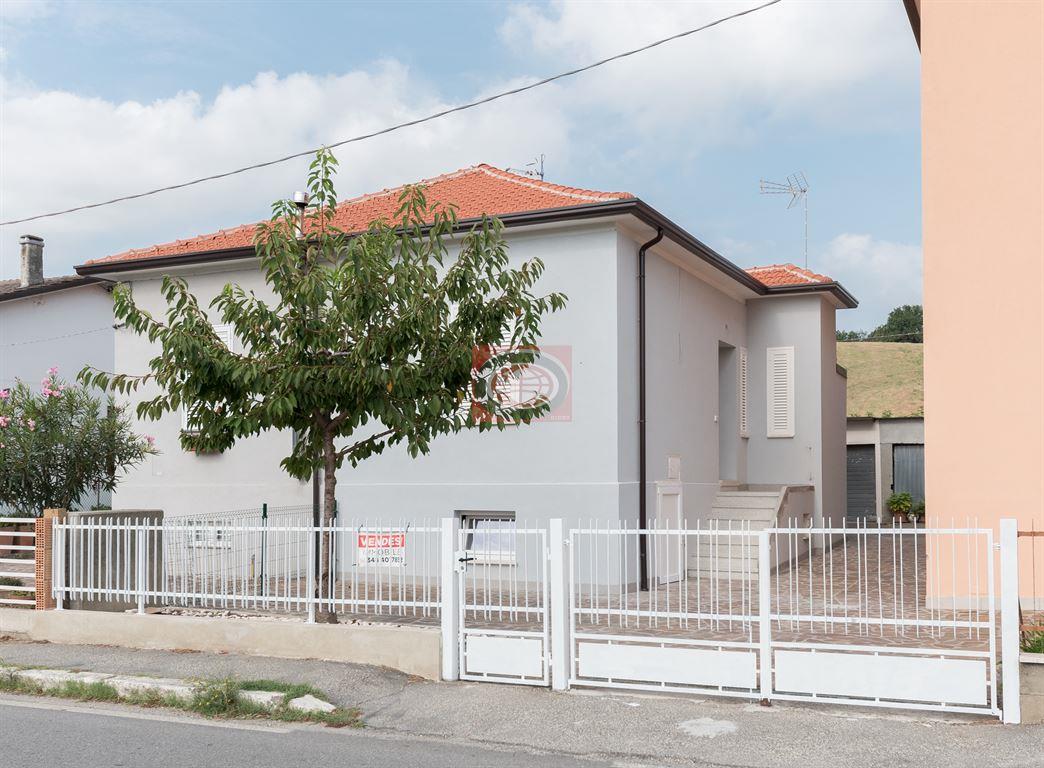 BORELLO (BTC260): piccola casa abbinata con  giardinetto, completamente RISTRUTTURATA.