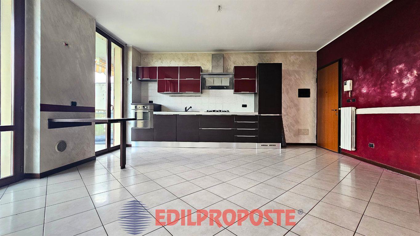 LIMBIATE – BILOCALE CON TERRAZZINO E BOX IN CONTESTO SIGNORILE RECENTE