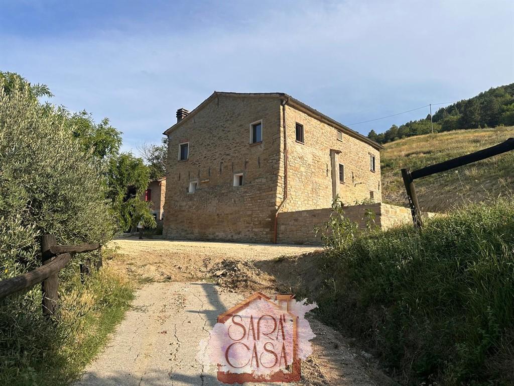 RUSTICO IN POSIZIONE PANORAMICA CON CIRCA 7 ETTARI DI TERRENO