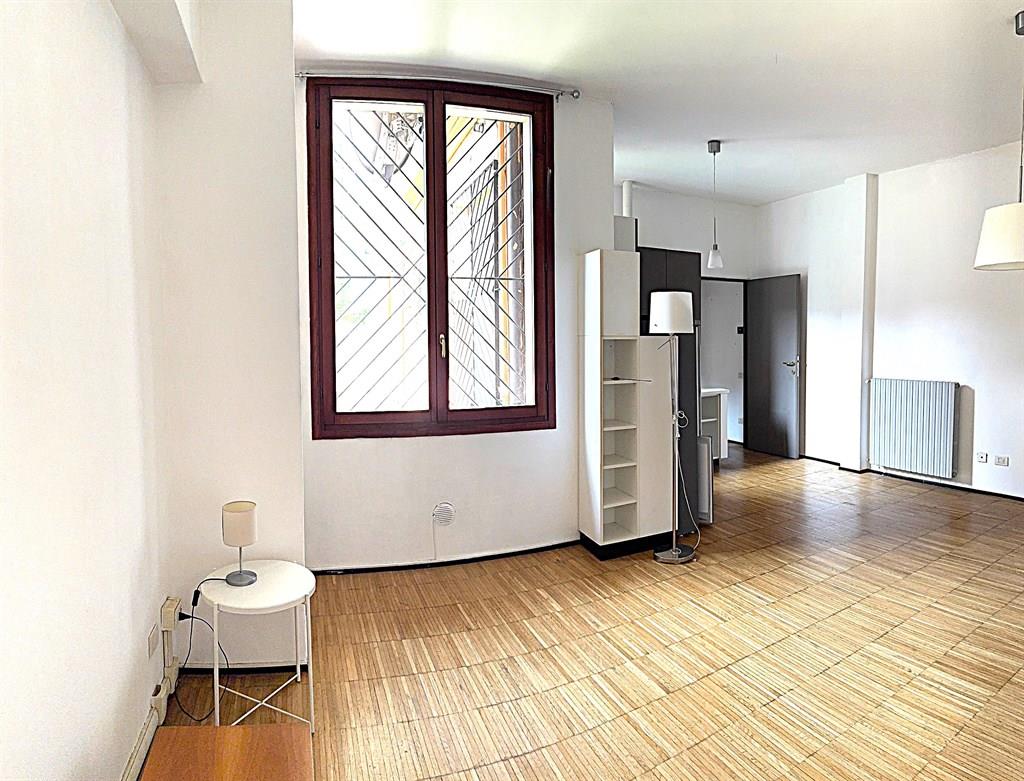 MONZA 2 LOCALI VIA SIRTORI ADIACENZE CENTRO E PARCO