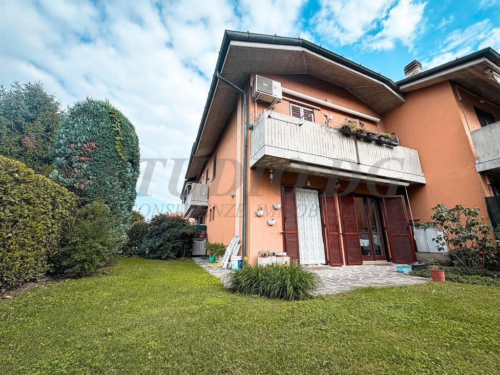 VILLA A SCHIERA DI TESTA CON GIARDINO PRIVATO E DUE BOX