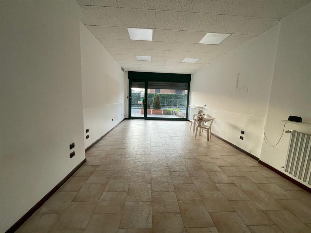lbz420 - Libero subito!! a soli 420 € mensili.. affitatsi ottimo uffcio open space con pompa di calore, vetrina e posto auto da vedere!