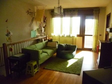 Vendita di un appartamento in buono stato a Cesena, con due camere da letto, due bagni, cucina abitabile, giardino, garage e balcone