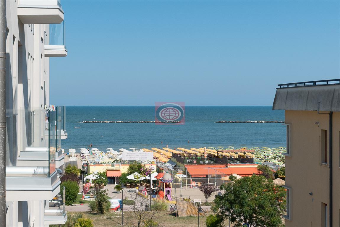 Cesenatico Levante (AM101): ampio appartamento disposto su due livelli, con cantina e posto auto non assegnato.