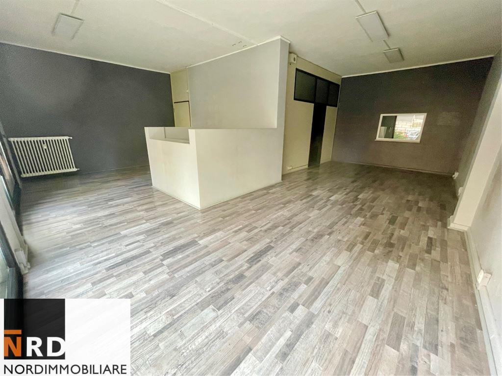 Ampio Negozio con Vetrine e Magazzino