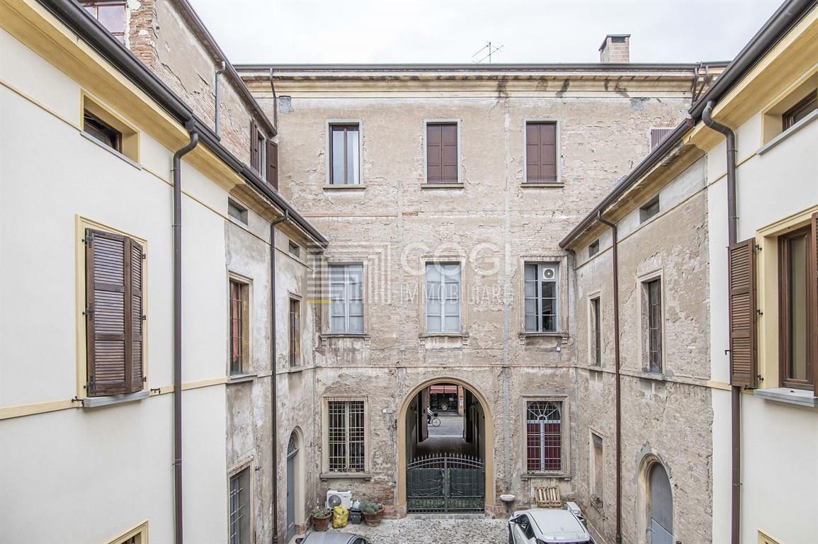 Imola - centro storico: Appartamento con 3 camere ristrutturato.
