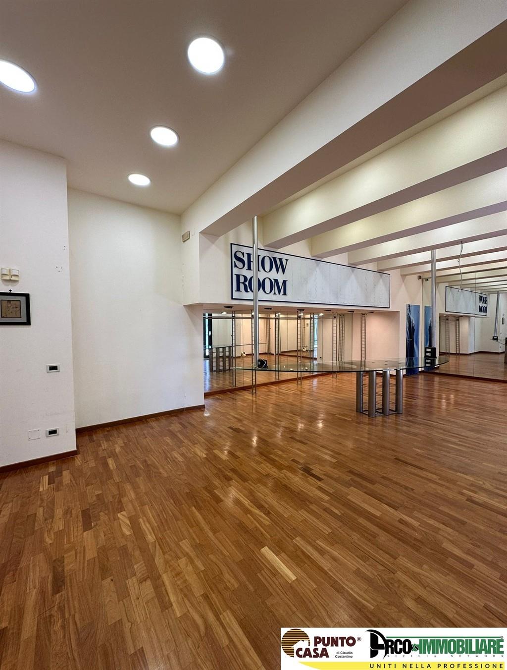 AFFITTASI LOCALE INDIPENDENTE CON CORTE ESTERNA ESCLUSIVA, VIA AMMIRAGLIO RIZZO