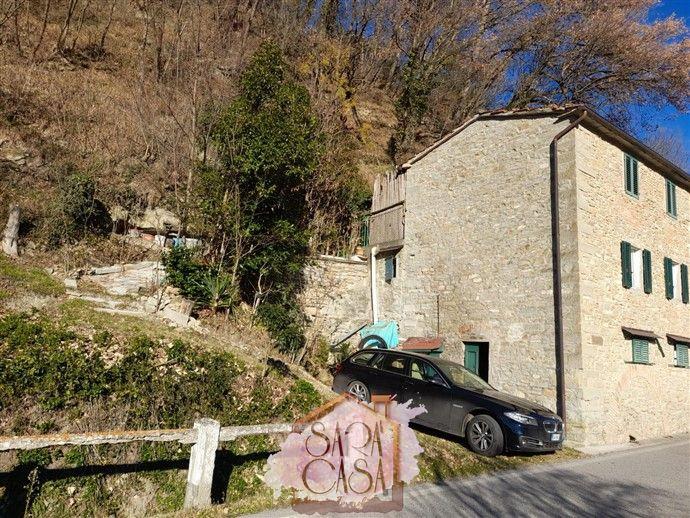 CASA IN SASSO CON PICCOLA PORZIONE DI CORTE E TERRAZZO