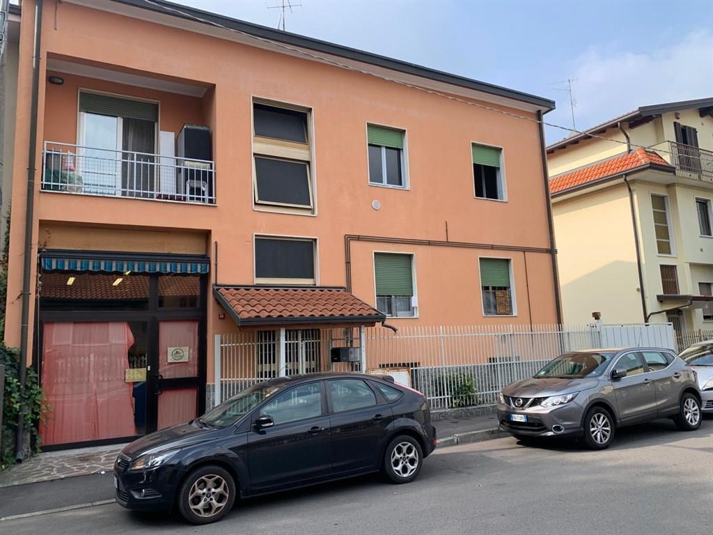 LISSONE SANTA MARGHERITA VENDIAMO APPARTAMENTO  DI 3 LOCALI PIU SERVIZI DI  MQ 110 OLTRE A  DEPOSITO  DI MQ 200