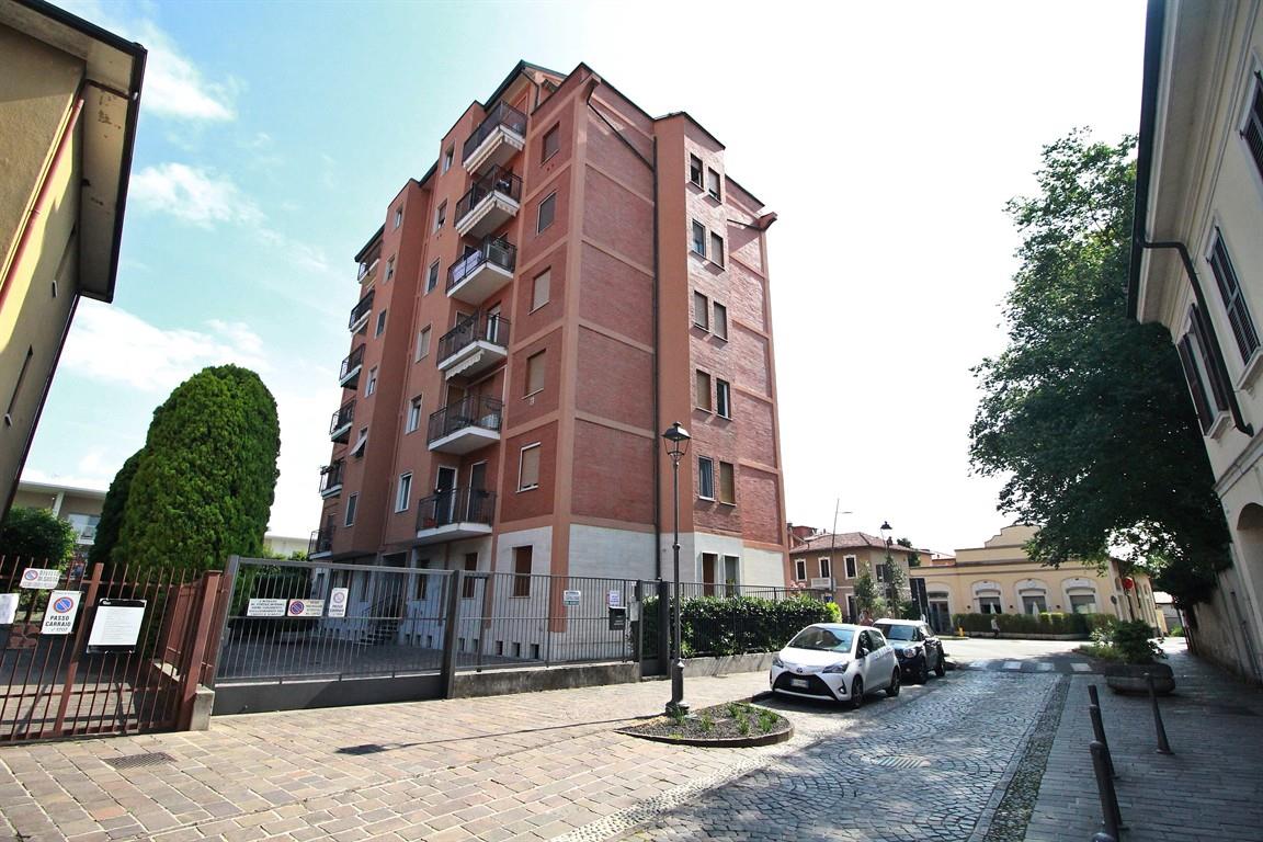 VIMERCATE CENTRALE 2 LOCALI RISTRUTTURATO