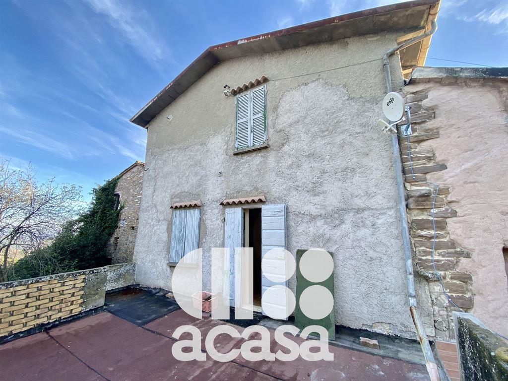 CASA SEMI INDIPENDENTE CON TERRENI AGRICOLI