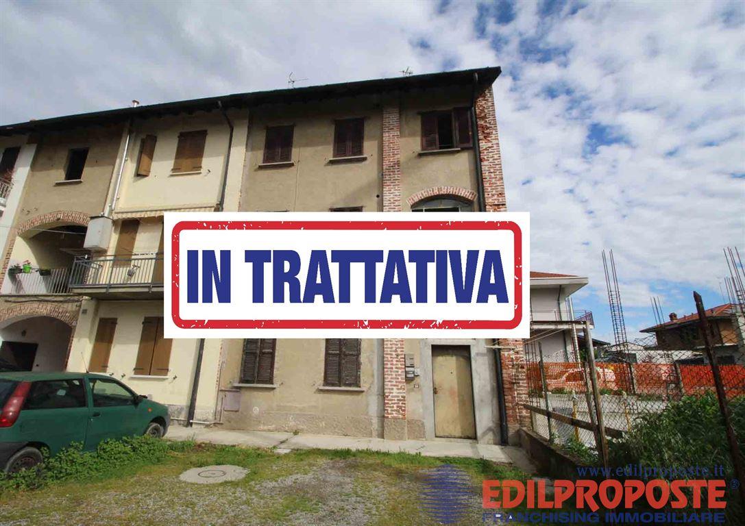IN CORTE  3 LOCALI SU TRE LIVELLI