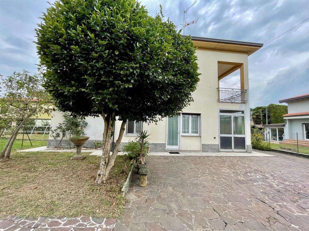 VILLA SINGOLA BIFAMIGLIARE COMPOSTA DA 2 QUADRILOCALI - GIARDINO