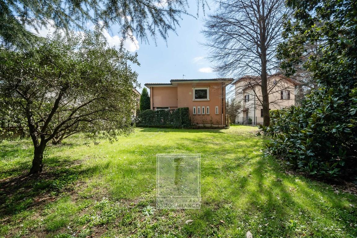 TRILOCALE CON DOPPI SERVIZI E GIARDINO DI 366 MQ A CALOLZIO Centro