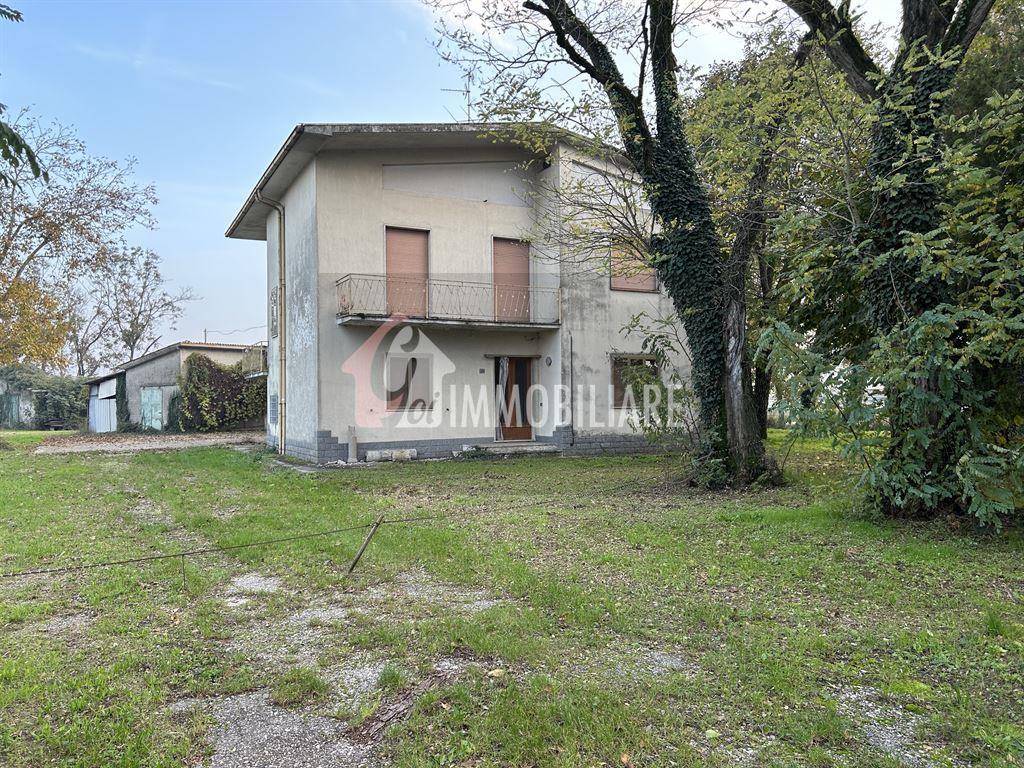 VILLA INDIPENDENTE CON MAGAZZINO E GRANDE GIARDINO PRIVATO