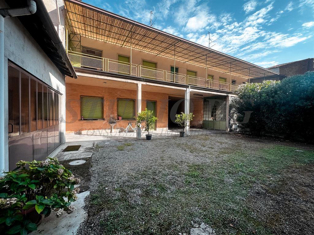 CASA DI CORTE CON BOX DOPPIO E TERRAZZO
