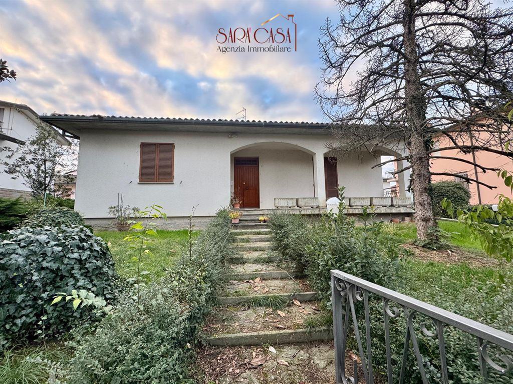 Casa indipendente con taverna, garage e giardino su quattro lati