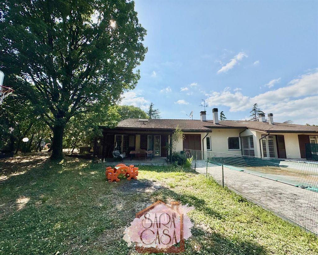 PORZIONE DI VILLA CON PARCO E PISCINA IN POSIZIONE PANORAMICA
