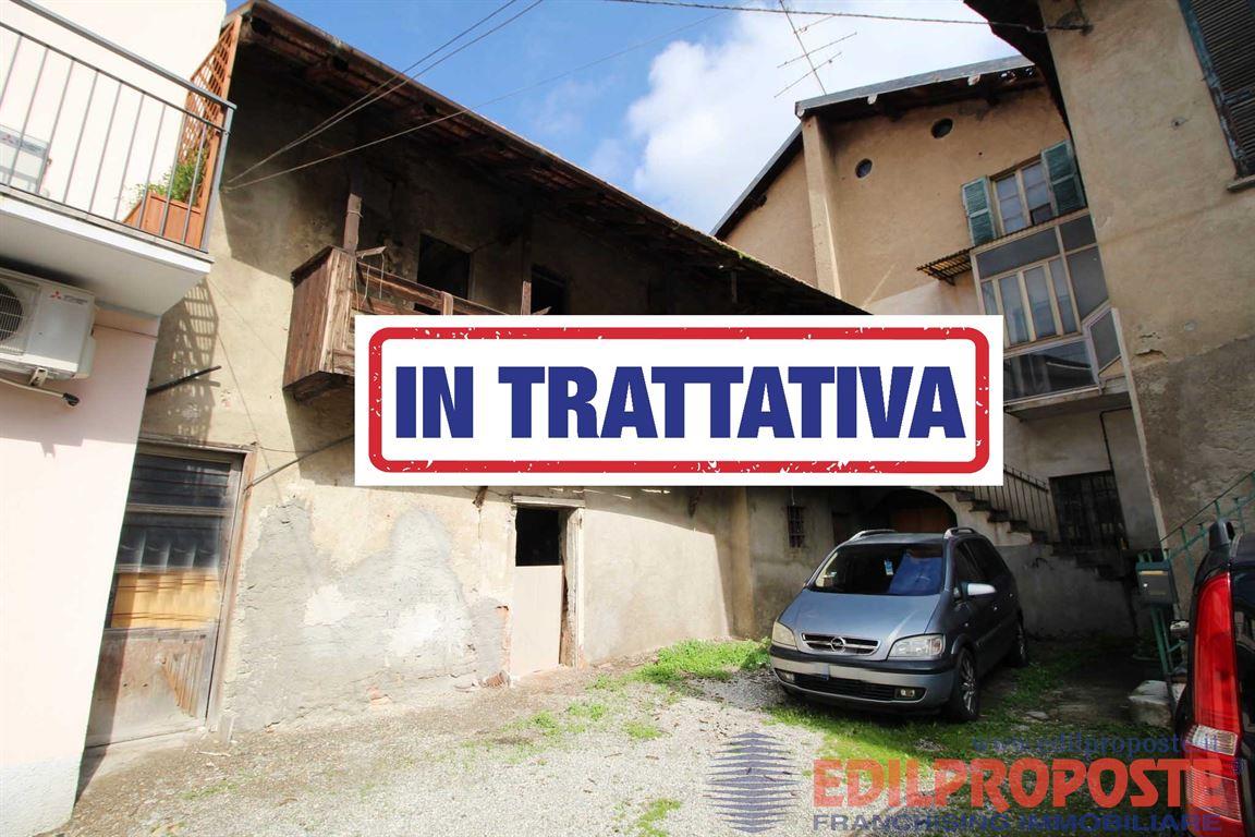Porzione di casa da ristrutturare composta da due appartamenti