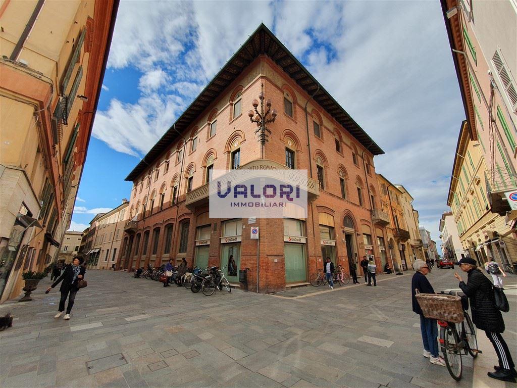 ELEGANTE APPARTAMENTO SIGNORILE IN PALAZZO STORICO CON TERRAZZA E GARAGE