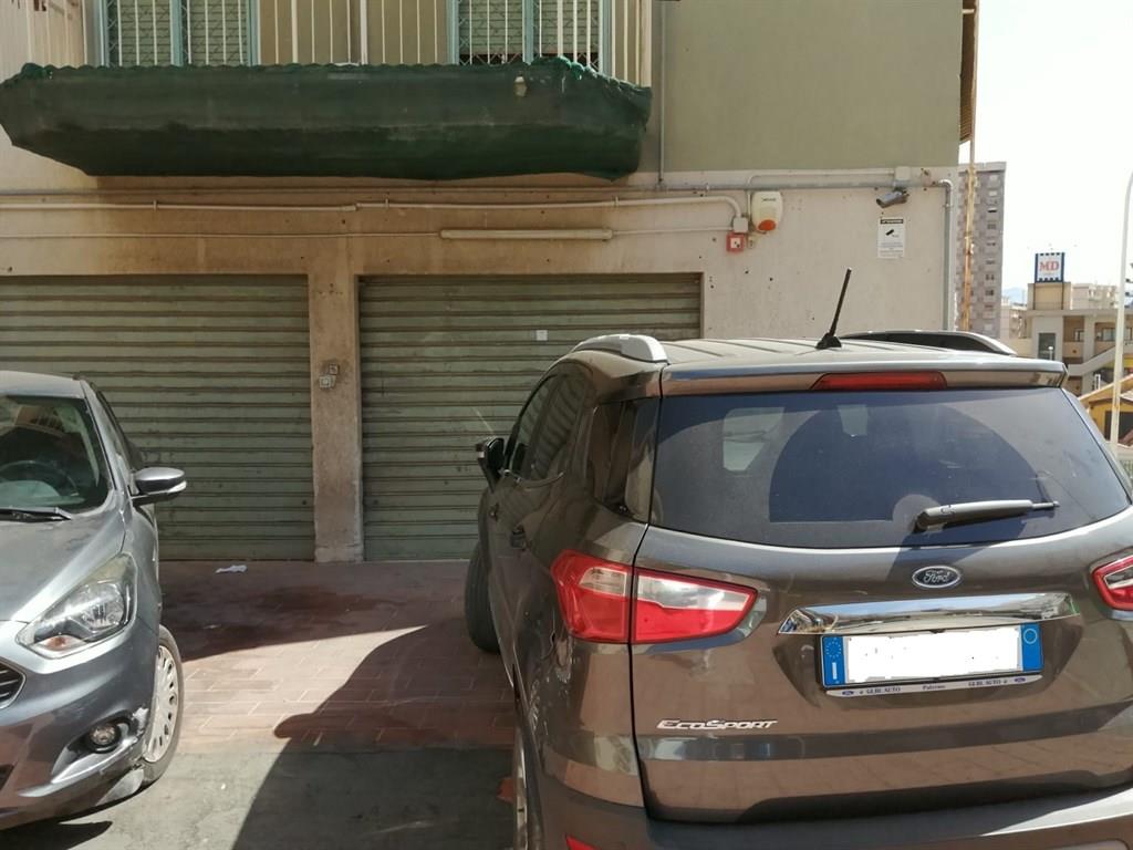 Magazzino fronte strada oltre a spazio esterno di pertinenza