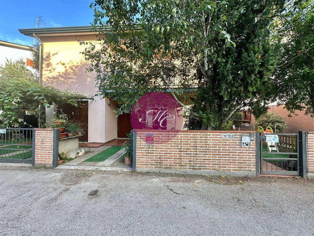 SAN BIAGIO  (RA): Vendesi  villa composta da due appartamenti